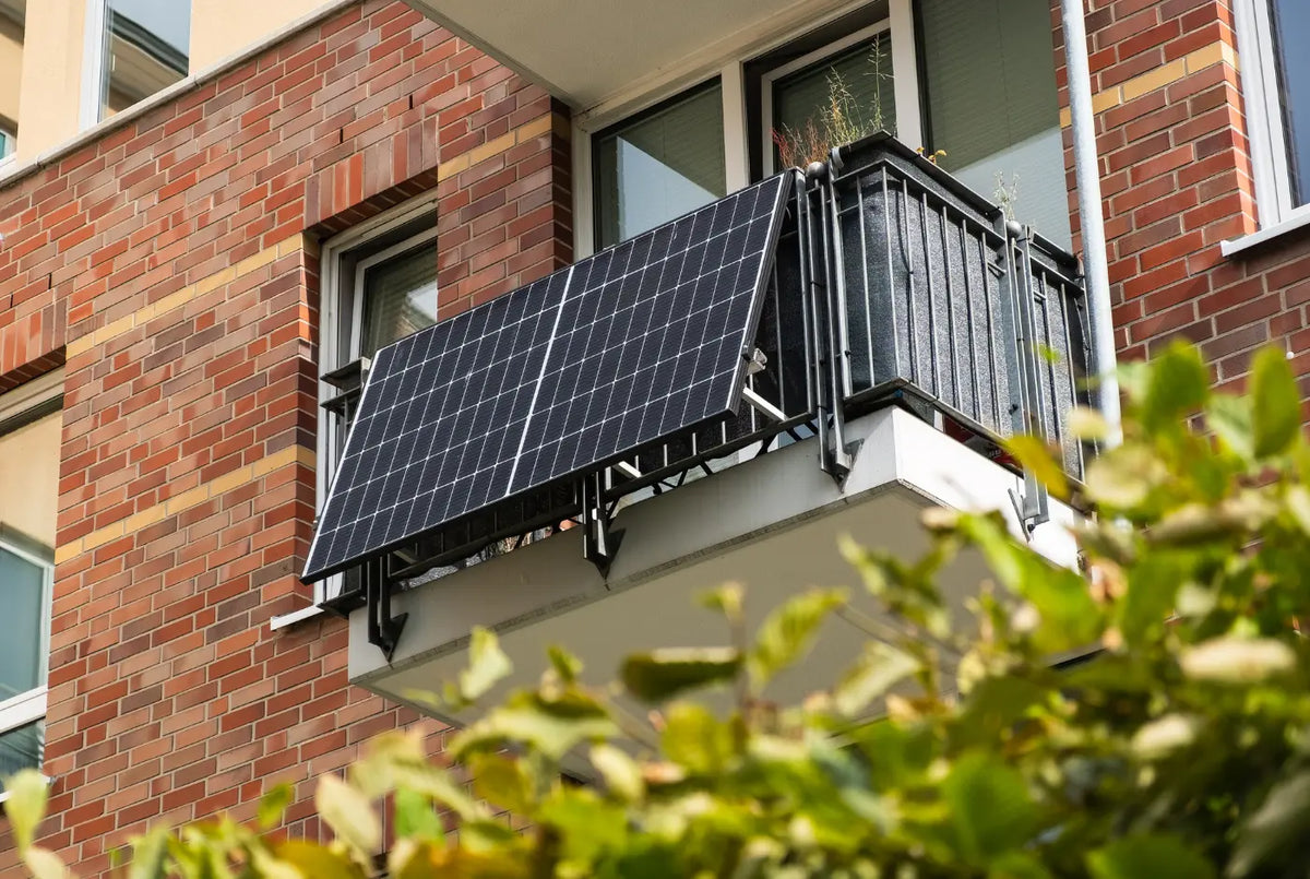 Einfache Solarpanels am Balkongitter montiert zur Stromerzeugung für den Haushalt