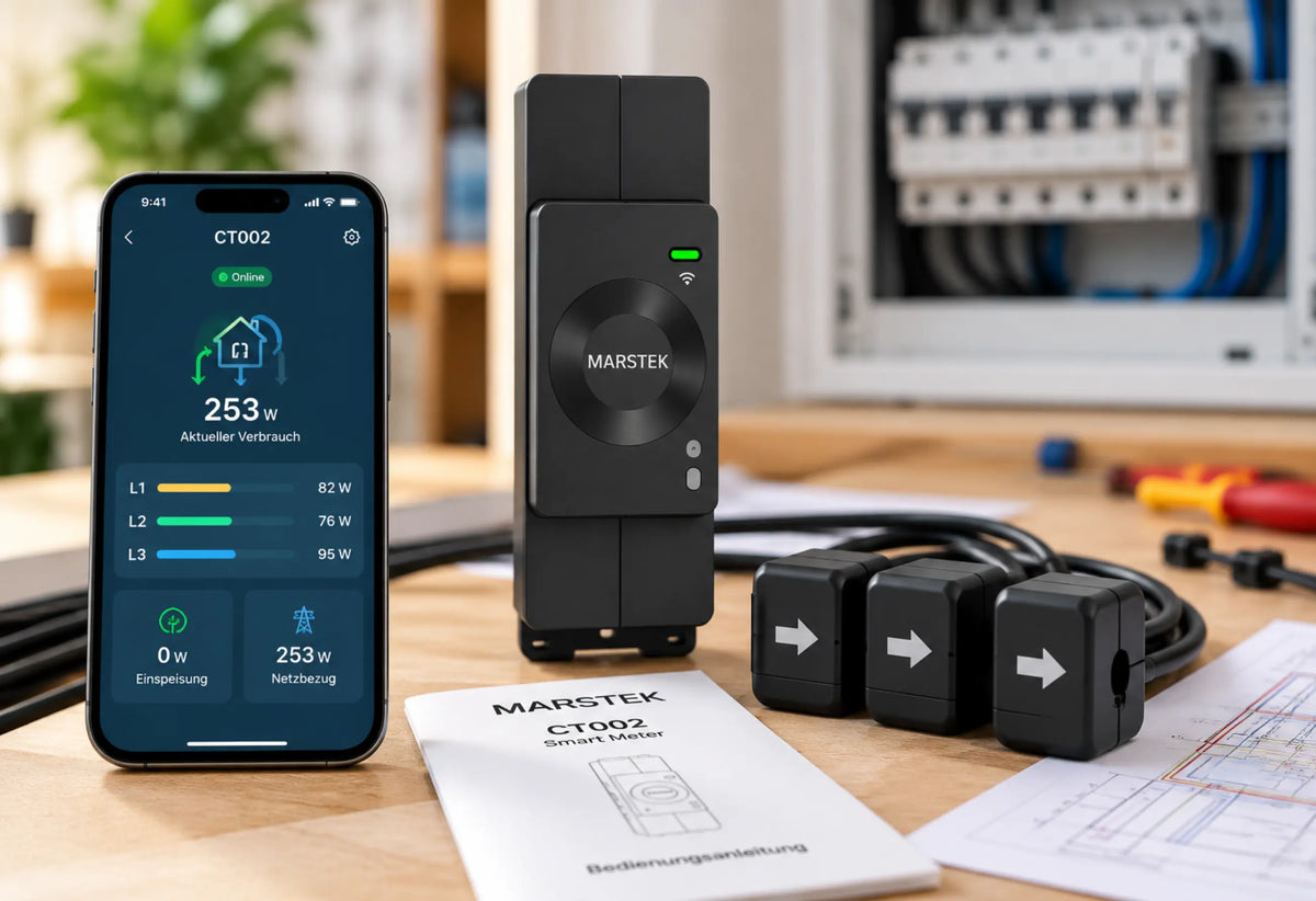 Marstek CT002 Smart Meter mit drei Stromklemmen auf einer Werkbank, daneben ein Smartphone mit Energie-App, eine Bedienungsanleitung und ein Anschlussplan; im Hintergrund unscharf ein geöffneter Sicherungskasten.