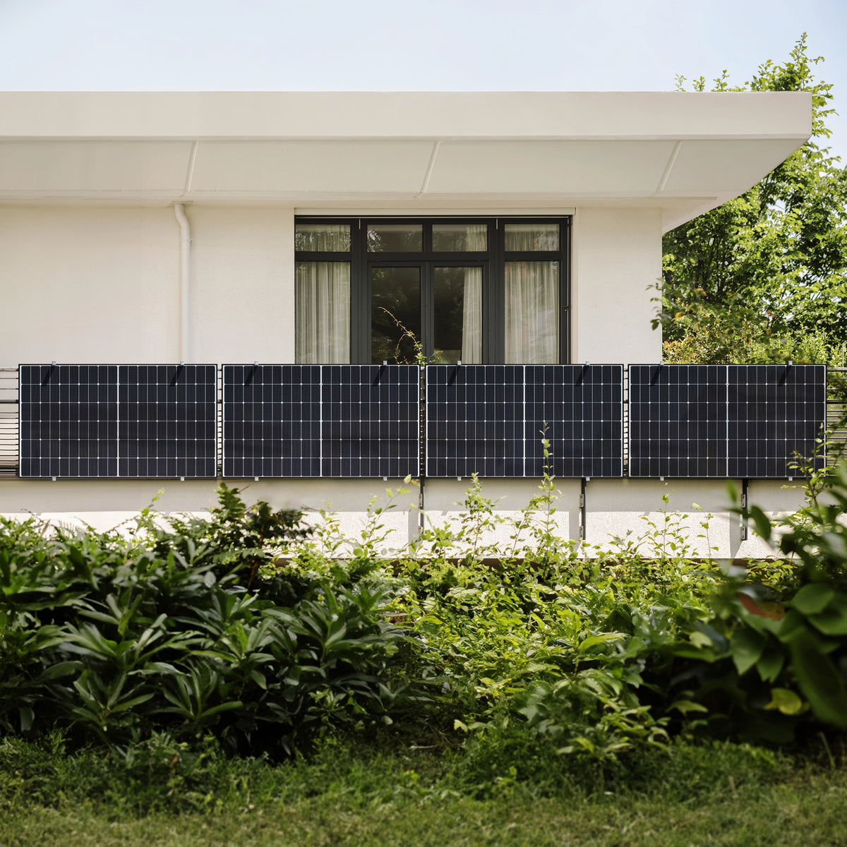 Balkonkraftwerk Balkonstrom vier Solarmodule montiert an Balkongitter