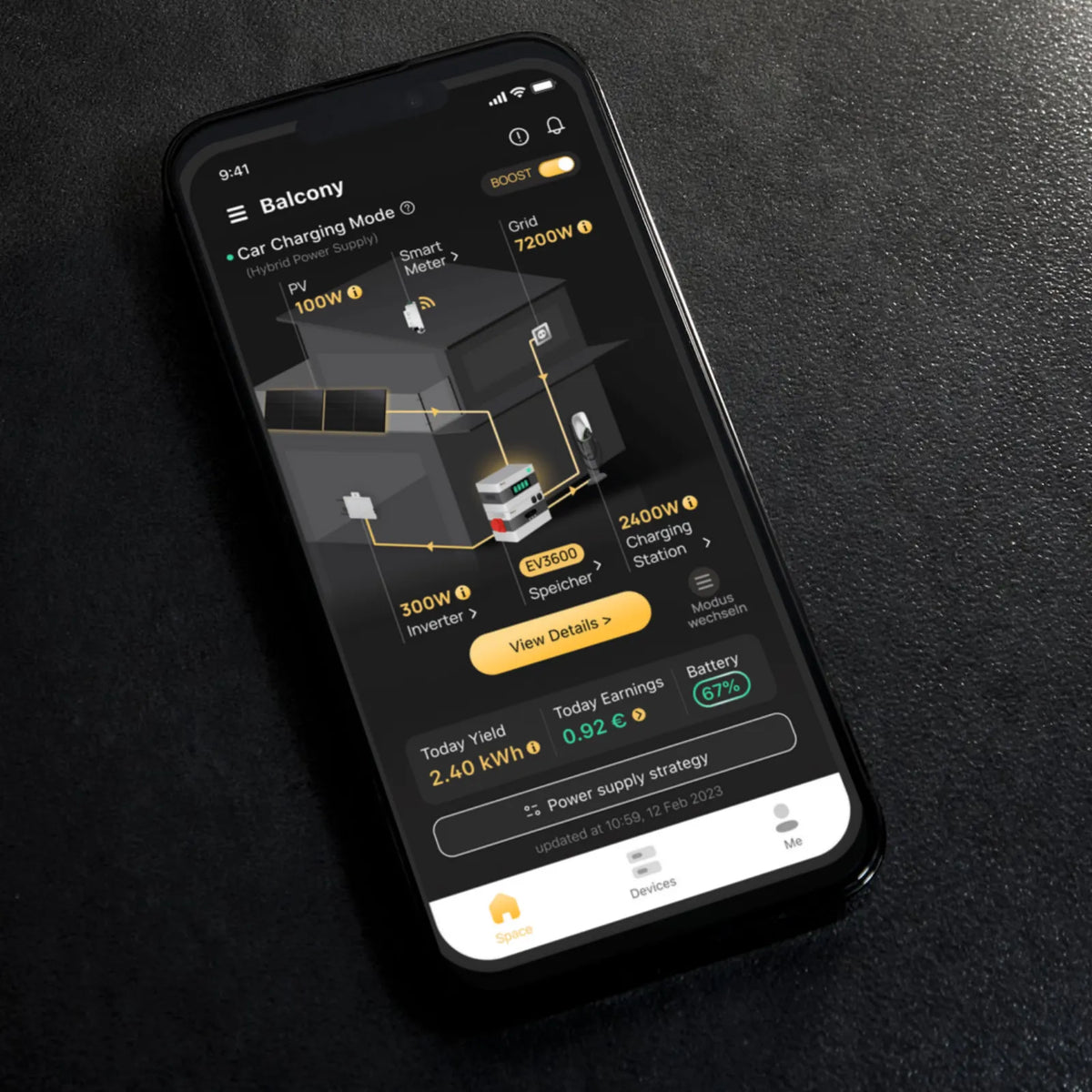 Handy mit geöffneter SunEnergyXT App am Bildschirm