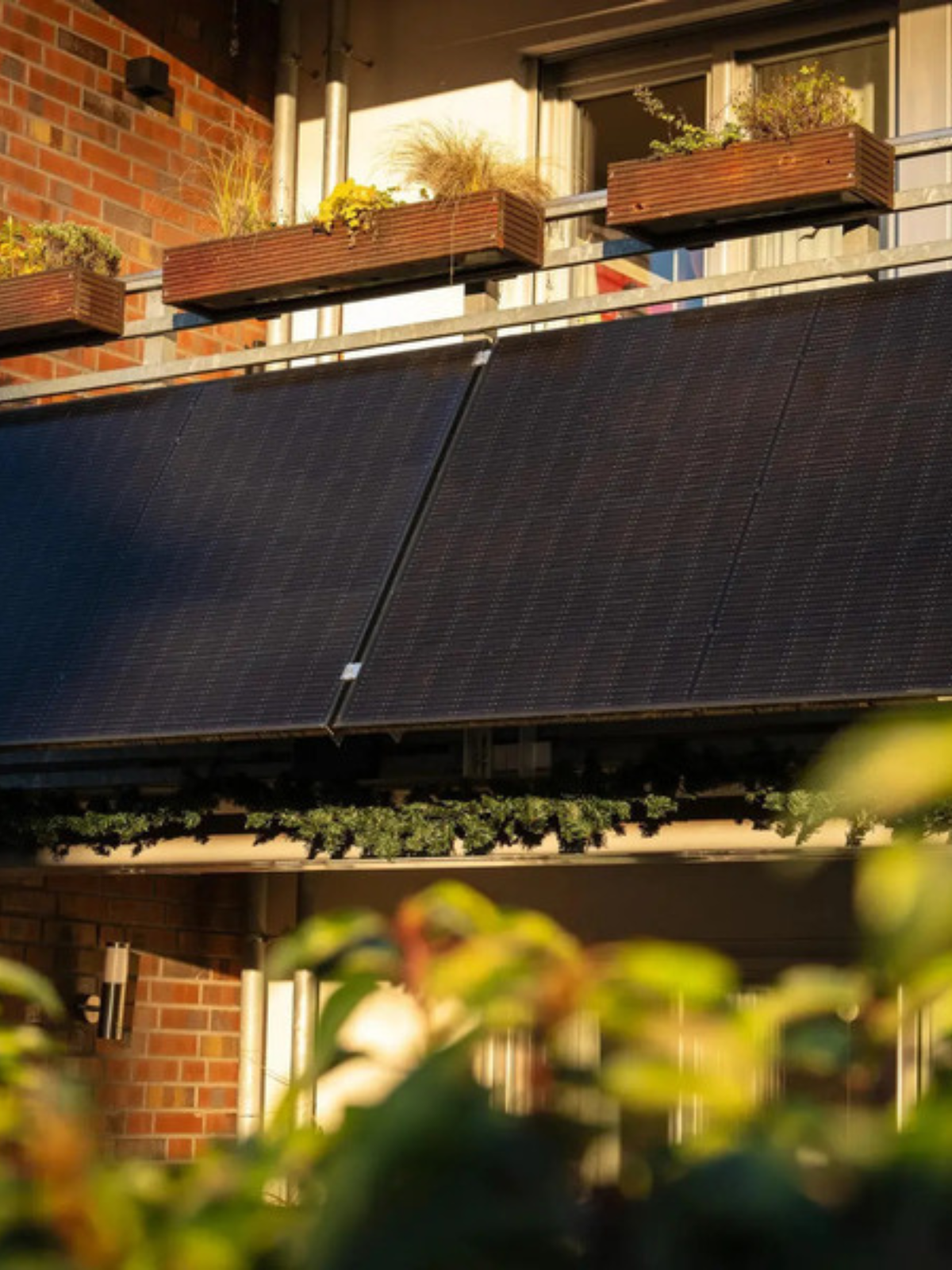 Zwei Solarmodule am Balkon bei Sonnenschein
