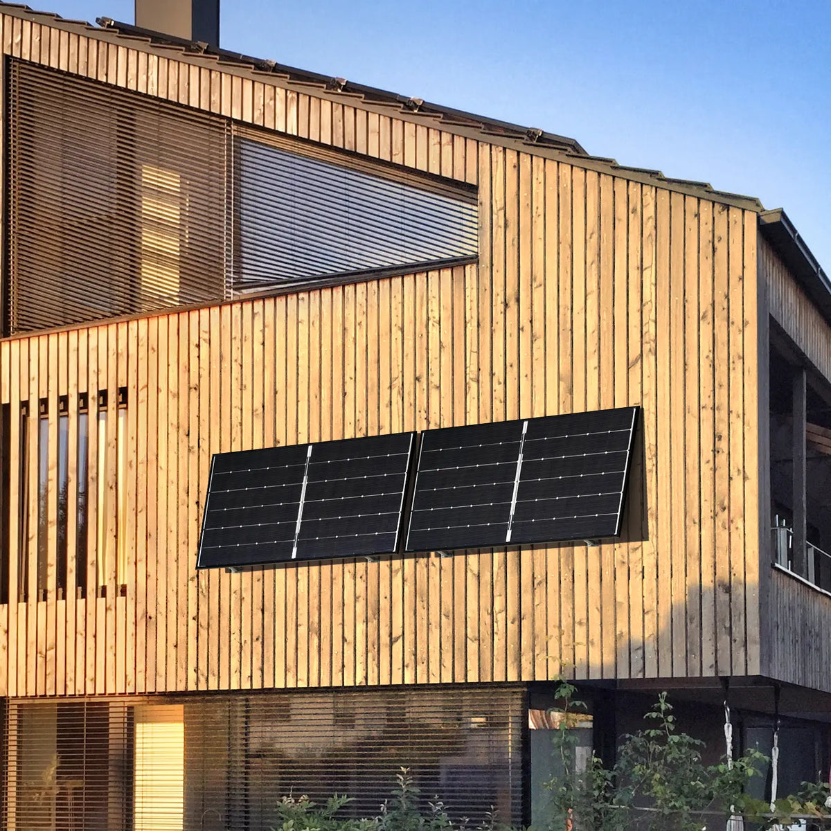 Balkonstrom Balkonkraftwerk Basic Wall 900bifazial zwei Solarmodule montiert an Holzfassade