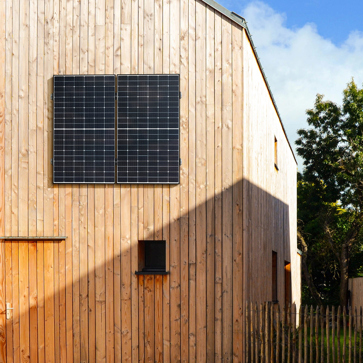 Balkonstrom Balkonkraftwerk Basic Wall 900 Watt 90 Grad bifazial zwei Solarmodule montiert an Holzfassade