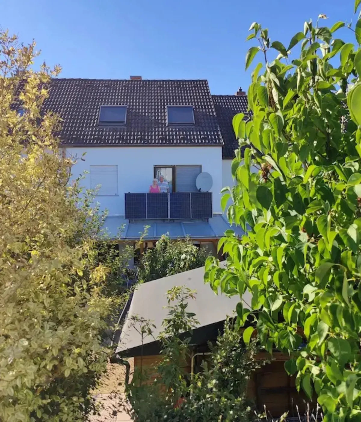 Zwei Solarmodule am Balkon bei Sonnenschein
