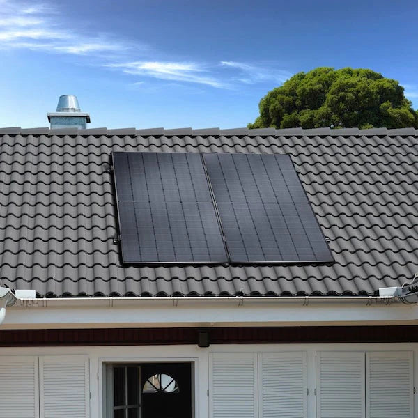 Zwei Solarmodule auf einem Ziegeldach Balkonkraftwerk