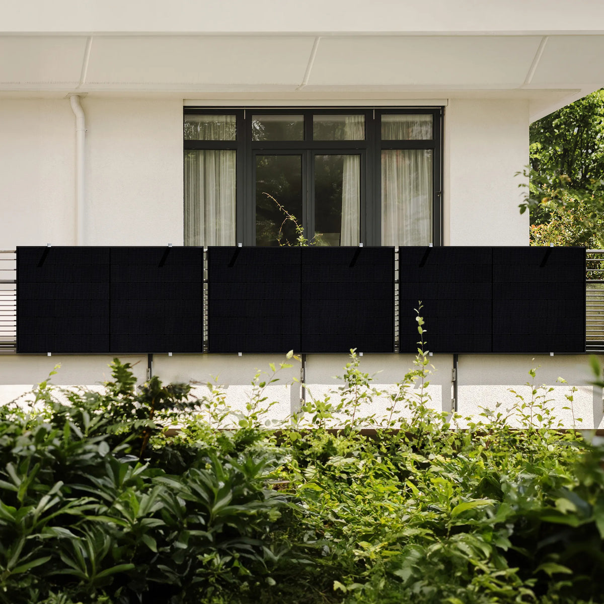 Balkongeländer mit 3 montierten Solarmodulen, perfekt integriert in das moderne Design des Balkons