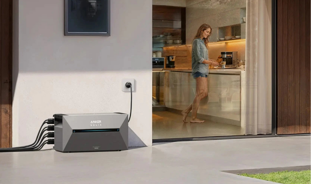 Anker Solix Solarbank Pro 2 montiert an Außenwand Terrasse